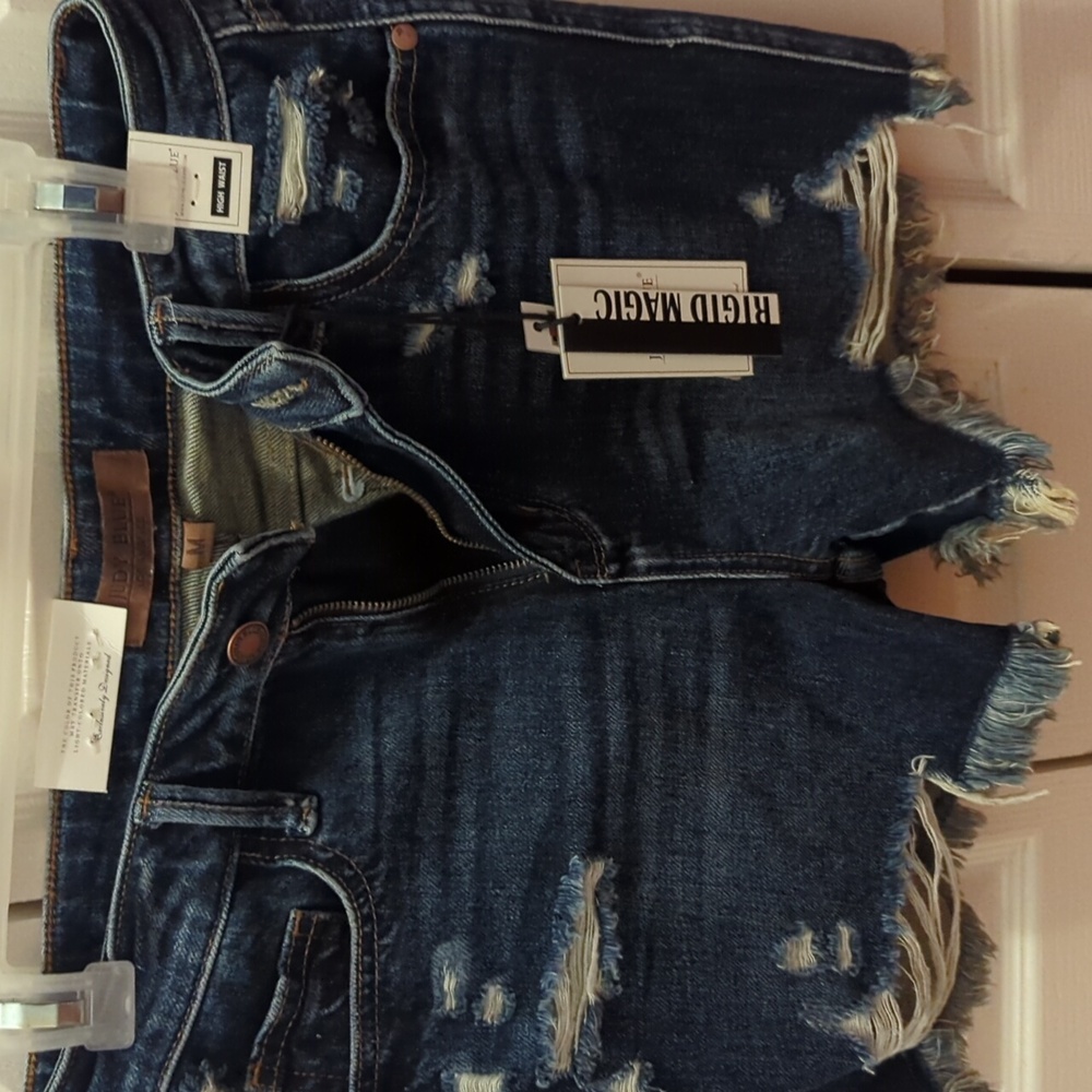 NWT Judy Blue rigid front stretch back shorts size medium